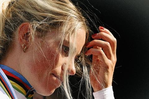 Wereldkampioene Demi Vollering deelt nieuwe look voor EK wielrennen: 'Prachtig'