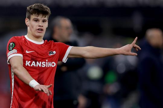 Voormalig AZ-speler raakt verwikkeld in bizarre situatie na vreemde actie van vader