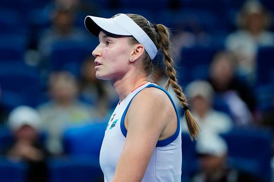 Toptennisster Elena Rybakina beleeft pijnlijke afgang in eerste duel als nummer één van de wereld