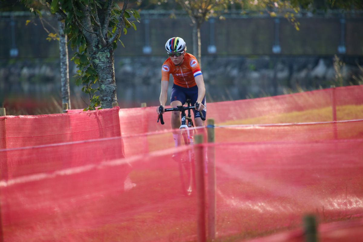 Nederlands feestje op EK veldrijden in Spanje: Fem van Empel troeft Ceylin del Carmen Alvarado af in sprint