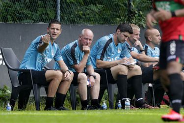 Schrik enorm bij NEC: assistent-trainer op veld gereanimeerd