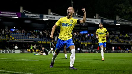 'Deze wereldgoal heeft niemand gezien': Sylvester van der Water maakt halve omhaal in de mist bij eerste zege RKC