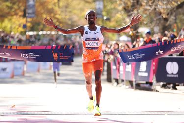 Nederlander Abdi Nageeye zorgt voor ongekende stunt en wint na debacle in Parijs de marathon van New York