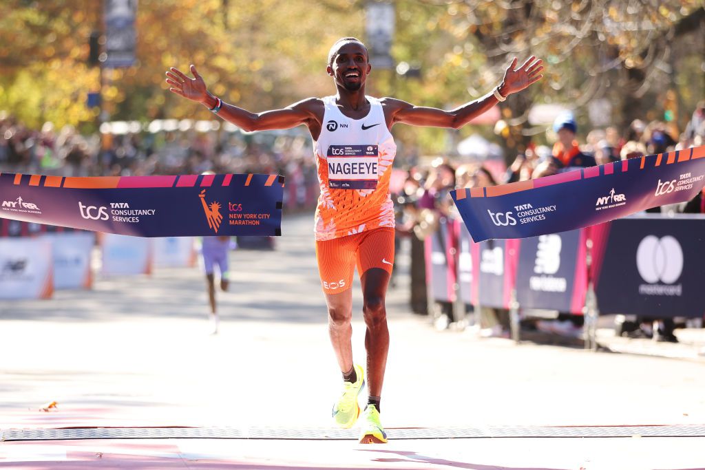 Nederlander Abdi Nageeye zorgt voor ongekende stunt en wint na debacle in Parijs de marathon van New York