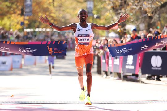 Nederlander Abdi Nageeye zorgt voor ongekende stunt en wint na debacle in Parijs de marathon van New York