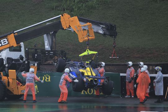 Chaos in Brazilië: Nico Hülkenberg gediskwalificeerd met zwarte vlag, race afgebroken na harde crash