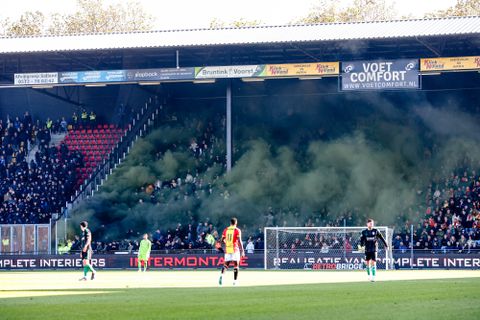 IJsselderby heter dan heet: rookbommen, fatale VAR-ingreep en balend Go Ahead Eagles én PEC Zwolle balen