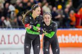 Femke Kok en Marrit Fledderus vieren samen dat ze één en drie zijn op de 500 meter. ©Stephan Tellier