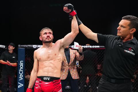 UFC-vechter openhartig over 'vreselijke' gedachten: 'Zijn schuld dat mijn dochtertje op de intensive care lag'