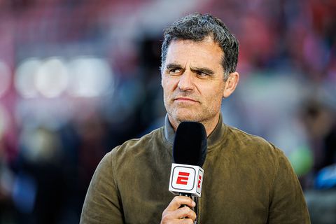 Ex-topvoetballer Kenneth Perez wordt op zijn plek gezet na pijnlijke misser: 'Kom op, doe je huiswerk'