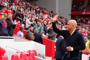 Arne Slot kan door geweldige start bij Liverpool niet meer over straat: 'Iedereen wil hem de hand schudden'