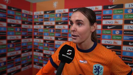 Jill Roord kan glimlach niet onderdrukken als het over analist Lieke Martens gaat: 'Heeft wel voetbalverstand'