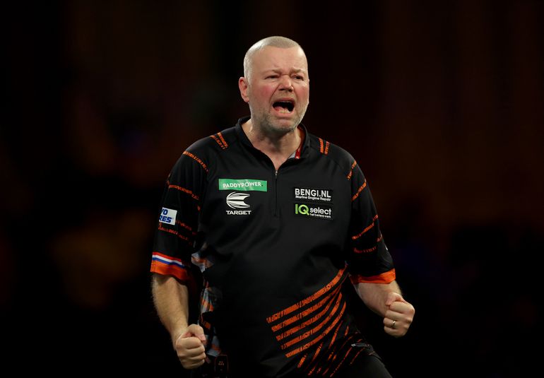 'Ontzettend blij mee': Raymond van Barneveld dankbaar dat PDC rekening houdt met zijn wens op WK darts