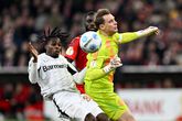Manuel Neuer beukt Jeremie Frimpong omver © Getty Images