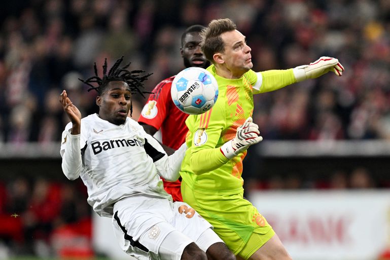 Manuel Neuer biedt excuses aan na historische overtreding op Jeremie Frimpong