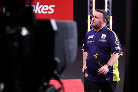 Luke Littler nog voor het WK darts genomineerd voor prestigieuze prijs in Engeland