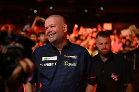 Goede vriend helpt zoekende Raymond van Barneveld richting WK darts: 'Als dat goed zit...'
