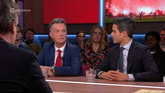 Louis van Gaal aan tafel bij talkshow Pauw & De Wit. ©Screenshot NPO 1