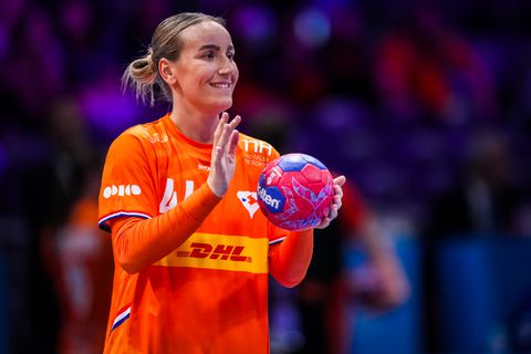 Oranje-handbalster Nikita van der Vliet in tranen op WK vanwege zieke moeder: 'Ik wil haar trots maken'