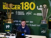 Luke Littler met zijn twee trofeeën © PDC Darts