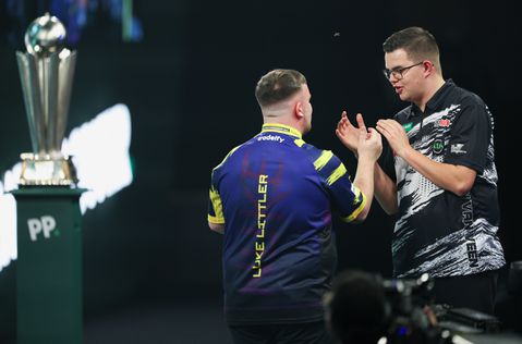 Gian van Veen in finale WK darts volgende slachtoffer van allesverslindende Luke Littler: 'Dat is best verontrustend'