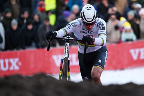 Mathieu van der Poel rijdt vanaf moment één op kop en wint met gigantisch overmacht volgende cross