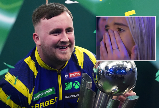 Vriendin dartsfenomeen Luke Littler in tranen na nieuwe titel: 'Ik hou zoveel van jou'