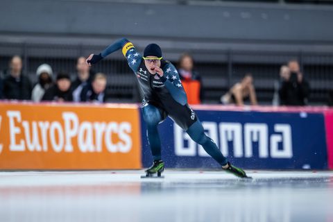 Schaatsfenomeen Jordan Stolz zorgt voor verbazing na val op kwalificatietoernooi voor Olympische Winterspelen