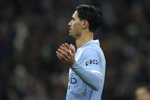 Scorende Tijjani Reijnders en Manchester City krijgen diep in blessuretijd harde klap te verwerken in titelstrijd