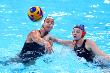 Waterpolosters starten WK als titelhouder met kleine nederlaag tegen olympisch kampioen VS