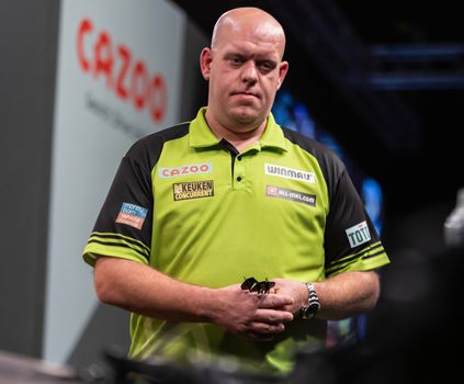 'Ik laat mezelf in de steek': Michael van Gerwen grijpt naast The Masters, primeur voor Stephen Bunting