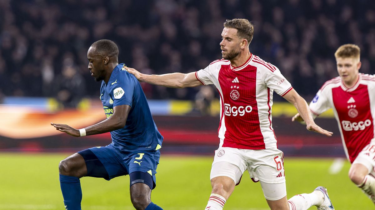 Ajax en PSV spelen gelijk in de Arena, Luuk de Jong scoort zijn tiende doelpunt ooit tegen Ajax