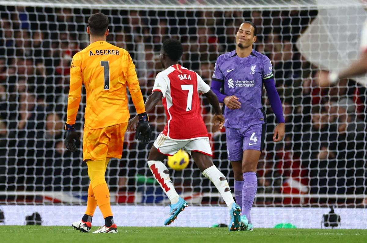 Zeldzaam gestuntel Virgil van Dijk en doelman Alisson komt Liverpool duur te staan tegen Arsenal