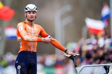 En dat is zes! Weergaloze Mathieu van der Poel wéér wereldkampioen veldrijden, concurrentie volstrekt kansloos