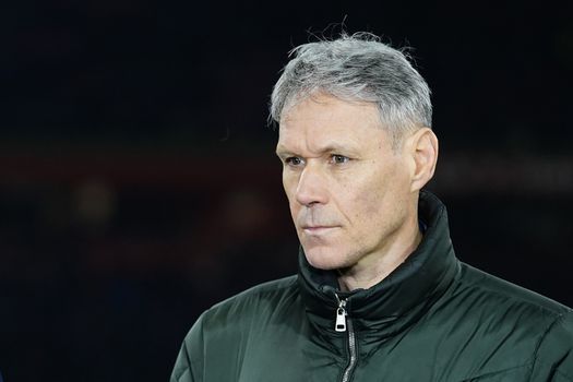 Marco van Basten grapt over Barcelona-gerucht: 'Ik ga alleen als hoofdtrainer'