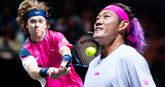 Andrey Rublev en Zhizhen Zhang met roze look op de ABN AMRO Open. Getty Images, beeldbewerking Sportnieuws.nl
