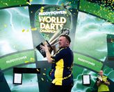 Dat Luke Littler wereldkampioen werd, draagt eraan bij dat de PDC en Sky Sports een langere samenwerking hebben afgesproken. Een grote deal in de dartswereld. ©PDC
