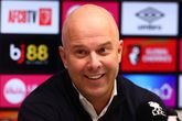 Liverpool-manager Arne Slot zorgt bij terugkeer in Nederland voor bizar verzoek: 'Zijn vrouw vindt het al jaren storend'