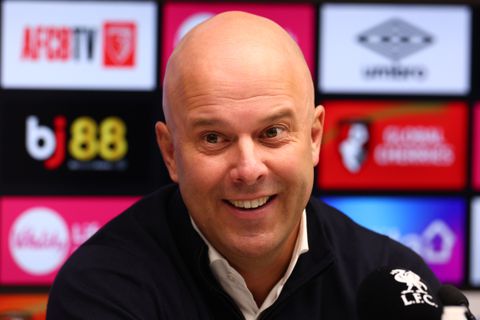 Liverpool-manager Arne Slot zorgt bij terugkeer in Nederland voor bizar verzoek: 'Zijn vrouw vindt het al jaren storend'