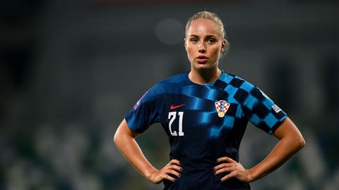 'Mooiste voetbalster ter wereld' komt na verdriet over haar vriend opnieuw in de aandacht