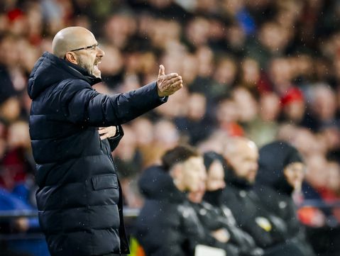 Peter Bosz trekt na het kijken van De Klassieker de conclusie: 'Dan vind ik dat PSV van Feyenoord moet winnen'