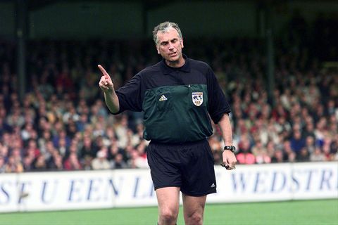 Oud-topscheidsrechter Mario van der Ende flink kritisch op Eredivisie-arbiters: 'Uit de hand gelopen hobby'