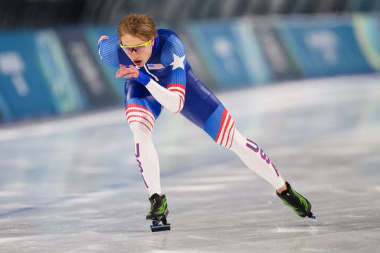Schaatssensatie Jordan Stolz rijdt nu al indrukwekkende tijd op olympische ijsbaan: 'Het was zeker niet op 100 procent'