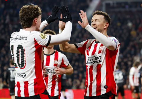 Superieur PSV heeft geen kind aan Heerenveen in KNVB Beker en mag blijven dromen van de dubbel