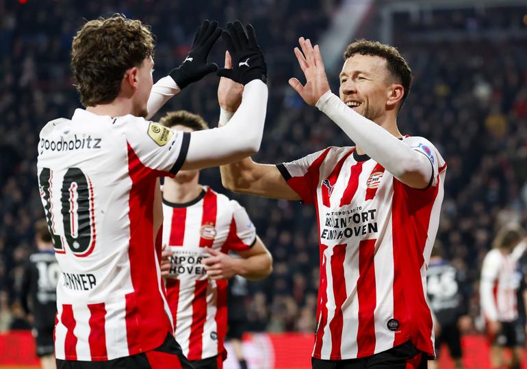 Superieur PSV heeft geen kind aan Heerenveen in KNVB Beker en mag ...
