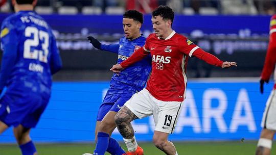 AZ-spits Jizz Hornkamp over turbulente weken: 'Zonder mijn vrouw en dochter, trainer ontslagen...'