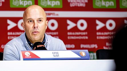 Arne Slot grapt over interesse van Bayern München: 'Bedoel je Peter Bosz?'