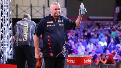 Dartslegende Raymond van Barneveld 'doet pijn aan de ogen': 'Zie hem liever stoppen'