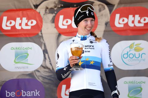 Lorena Wiebes schrijft chaotische koers op haar naam: 'We raakten een renster kwijt in een valpartij'