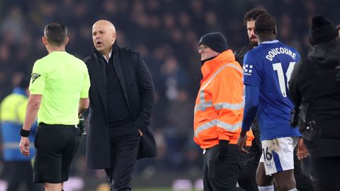 Onthuld: dit zei de scheldende Arne Slot tegen de scheidsrechter in verhitte kraker Liverpool